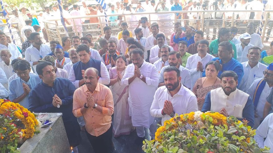 सोलापुरात डॉ बाबासाहेब आंबेडकर जयंती उत्साहात : पालकमंत्री जयकुमार गोरे यांच्या हस्ते अभिवादन