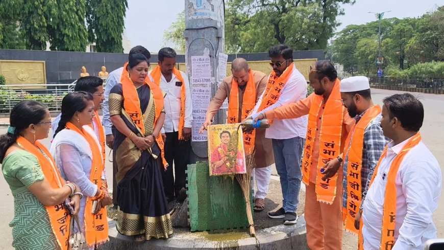 संभाजी ब्रिगेडकडून धीरेंद्र शास्त्री यांच्या प्रतिमेला शेणाचा अभिषेक; निषेध व्यक्त