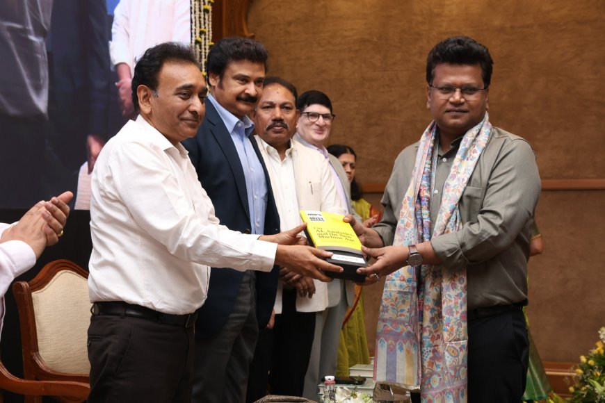 सेवा हक्क दिनी मा. महापालिका आयुक्त श्री. नवल किशोर राम यांचा सन्मान.