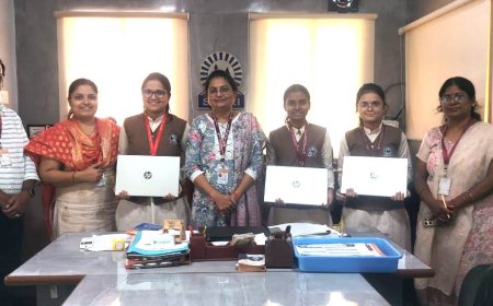 स्वेरीच्या तीन विद्यार्थिनींना आयट्रिपलई, डब्ल्युआयई शिष्यवृत्ती अंतर्गत लॅपटॉप प्रदान
