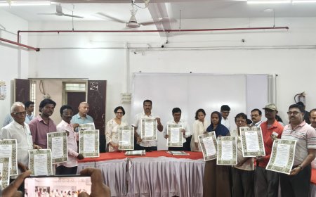 इचलकरंजी महानगरपालिका वर्धापन दिनानिमित्त 'हर घर संविधान' उपक्रमांतर्गत संविधान उद्देशिकेचे वाटप.