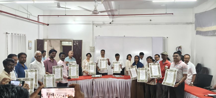 इचलकरंजी महानगरपालिका वर्धापन दिनानिमित्त 'हर घर संविधान' उपक्रमांतर्गत संविधान उद्देशिकेचे वाटप.