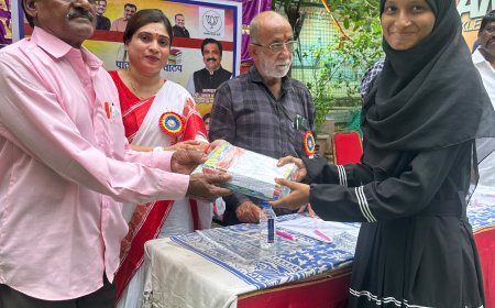 महाविद्यालयीन विद्यार्थ्यांना मोफत पाठ्यपुस्तक संचांचे वितरण