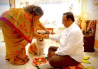 रक्षाबंधनानिमित्त सांस्कृतिक मंत्री ॲड. आशिष शेलार यांना बहिणी वैशालीताईंनी बांधली राखी