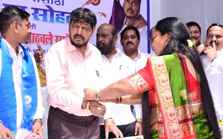 कामाठीपुऱ्यातील महिलांसोबत केंद्रीय राज्य मंत्री रामदास आठवलेंनी साजरा केला रक्षाबंधन उत्सव