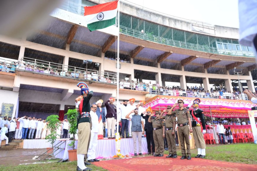 इचलकरंजीत स्वातंत्र्य दिनाचा मुख्य ध्वजारोहण समारंभ उत्साहात