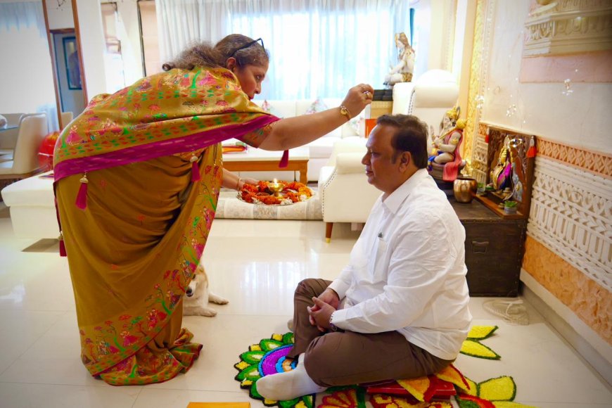 रक्षाबंधनानिमित्त सांस्कृतिक मंत्री ॲड. आशिष शेलार यांना बहिणी वैशालीताईंनी बांधली राखी
