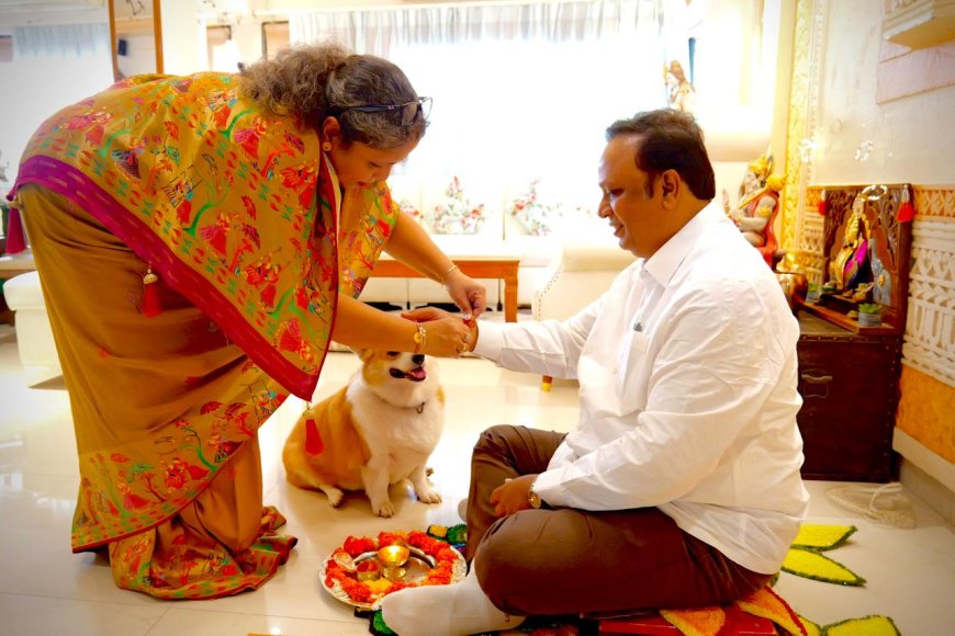 रक्षाबंधनानिमित्त सांस्कृतिक मंत्री ॲड. आशिष शेलार यांना बहिणी वैशालीताईंनी बांधली राखी
