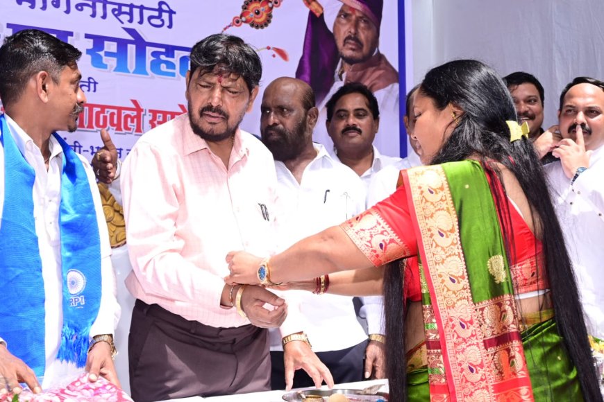 कामाठीपुऱ्यातील महिलांसोबत केंद्रीय राज्य मंत्री रामदास आठवलेंनी साजरा केला रक्षाबंधन उत्सव