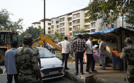 कामोठ्यात अनधिकृत व्यावसायिकांवर पालिकेची धडक कारवाई