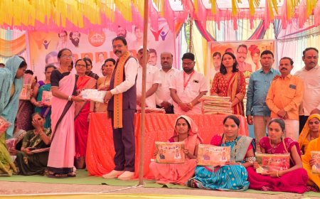 धडगावमध्ये अंगणवाडी सेविका आणि मदतनीसांचा सन्मान आमदार आमश्या दादा पाडवी यांच्या हस्ते भेटवस्तूंचे वितरण