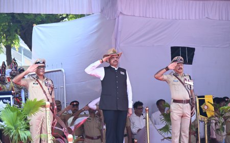पोलीस स्मृतिदिनानिमित्त मुख्यमंत्री देवेंद्र फडणवीस यांचे हुतात्मा पोलिसांना अभिवादन