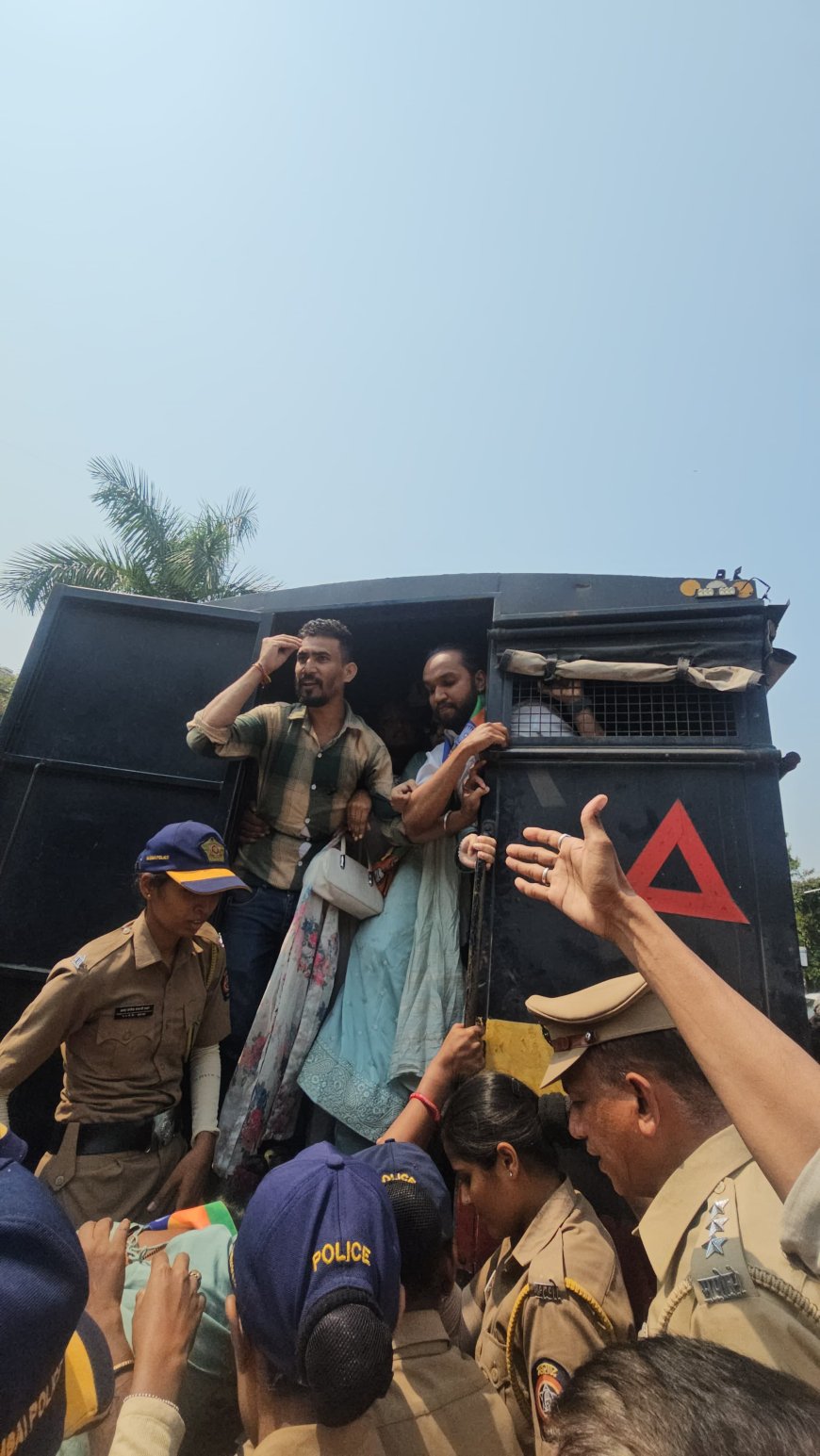 मुंबईत वंचित बहुजन आघाडीचे आंदोलन; अनेक कार्यकर्ते ताब्यात