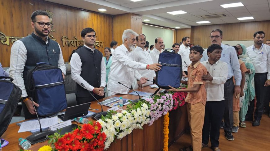 शैक्षणिक व्यवस्थेचा आढावा घेत गुणवंत विद्यार्थी आणि शिक्षकांचा गौरव