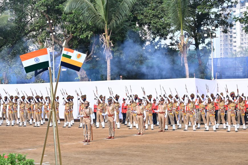 पोलीस स्मृतिदिनानिमित्त मुख्यमंत्री देवेंद्र फडणवीस यांचे हुतात्मा पोलिसांना अभिवादन