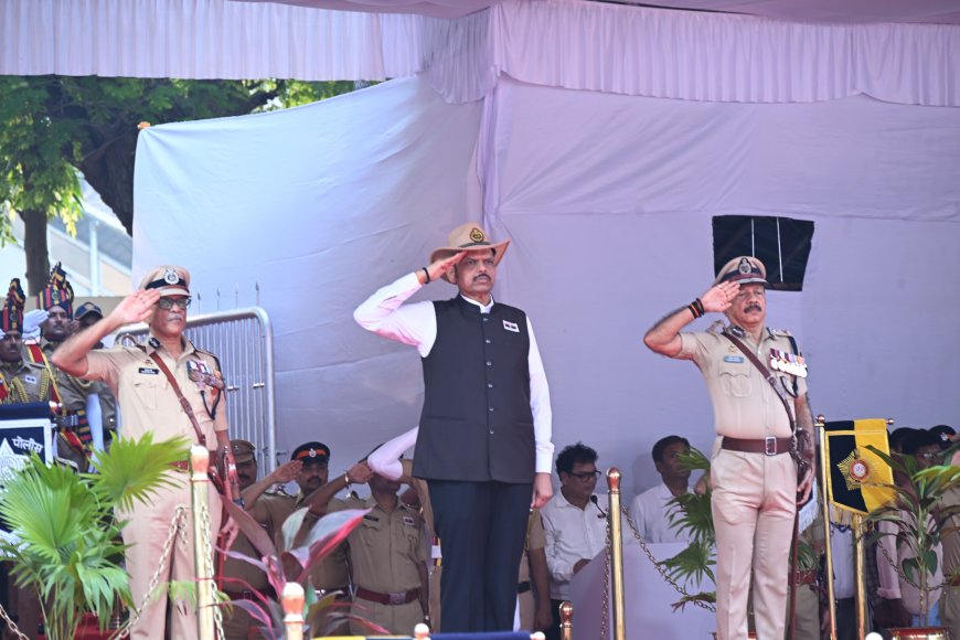 पोलीस स्मृतिदिनानिमित्त मुख्यमंत्री देवेंद्र फडणवीस यांचे हुतात्मा पोलिसांना अभिवादन