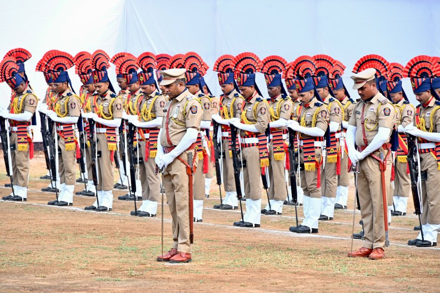पोलीस स्मृतिदिनानिमित्त मुख्यमंत्री देवेंद्र फडणवीस यांचे हुतात्मा पोलिसांना अभिवादन