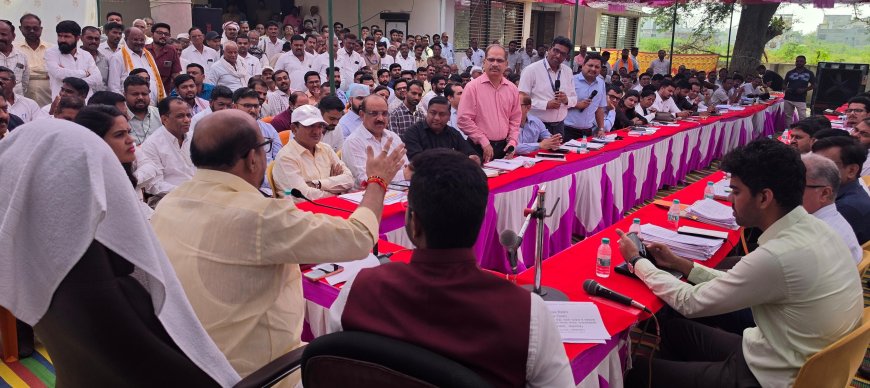 दुष्काळी उपाययोजनांना गती देण्याचे पालकमंत्री गुलाबराव पाटील यांचे निर्देश