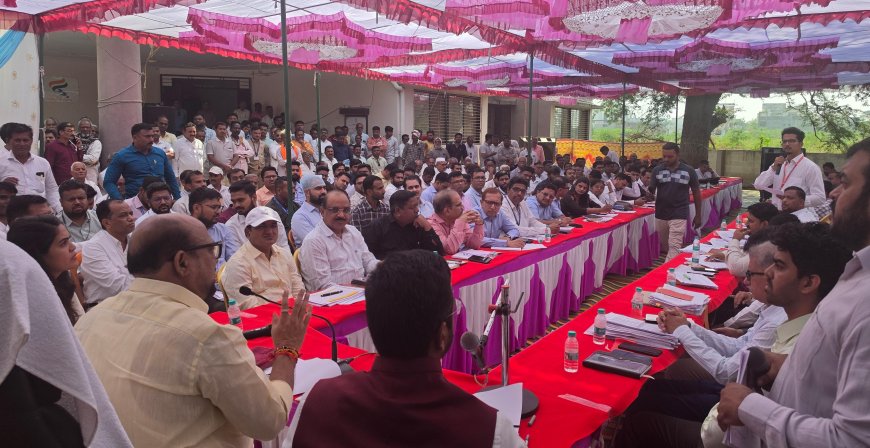 दुष्काळी उपाययोजनांना गती देण्याचे पालकमंत्री गुलाबराव पाटील यांचे निर्देश