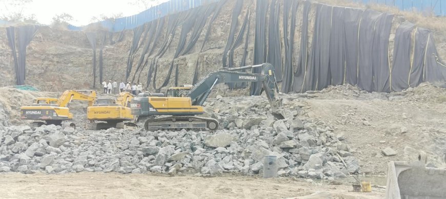 गंगाधाम चौकात टेकडी फोडण्यासाठी स्फोटकांचा वापर केल्याचा आरोप